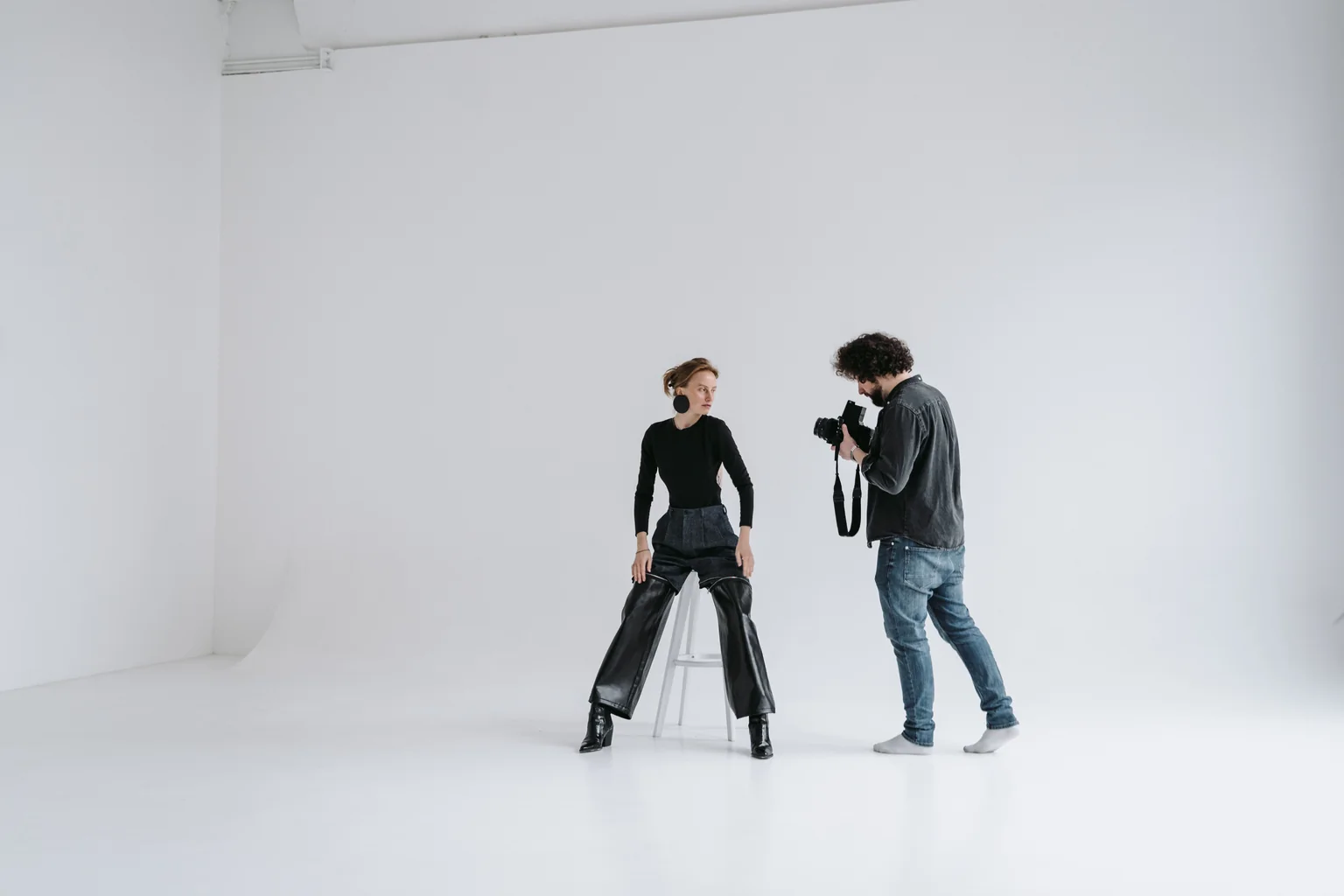 Un photographe et un modèle pendant une séance en studio.